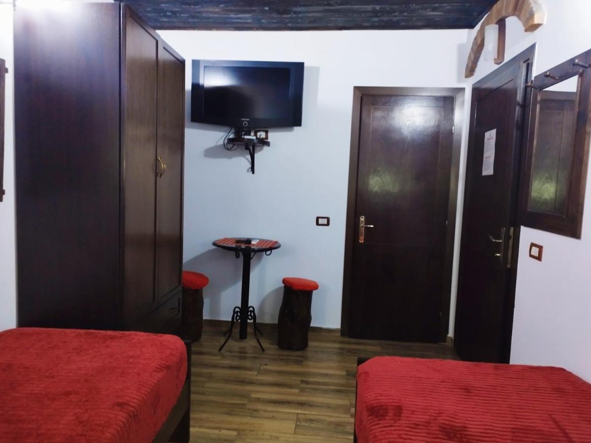 Guva Mangalem Hotel Restaurant Berat Exterior photo